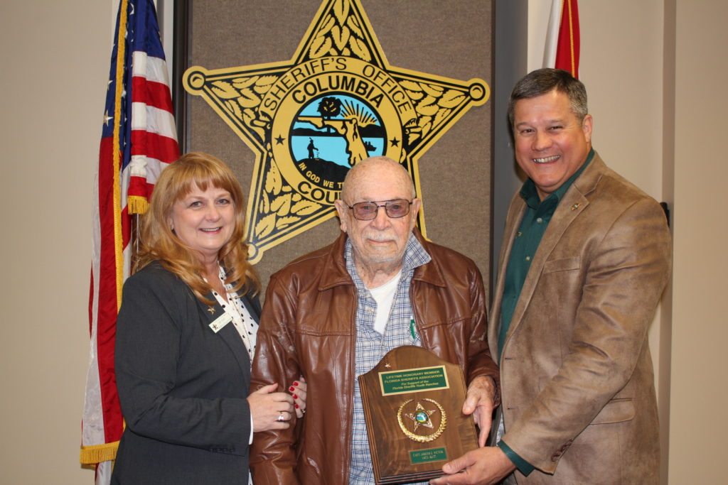 Sheriff Hunter Presents Florida Sheriffs Association Award